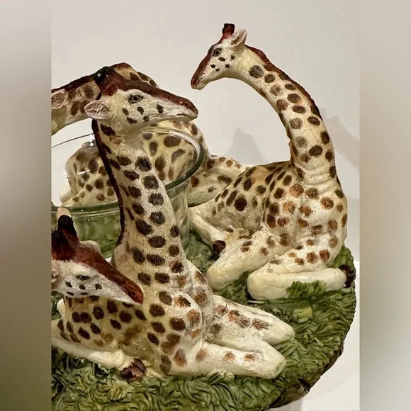 Circle Of Four Giraffes Resin Candle Holder With Glass Votive (0003990) - Picture 4 of 8